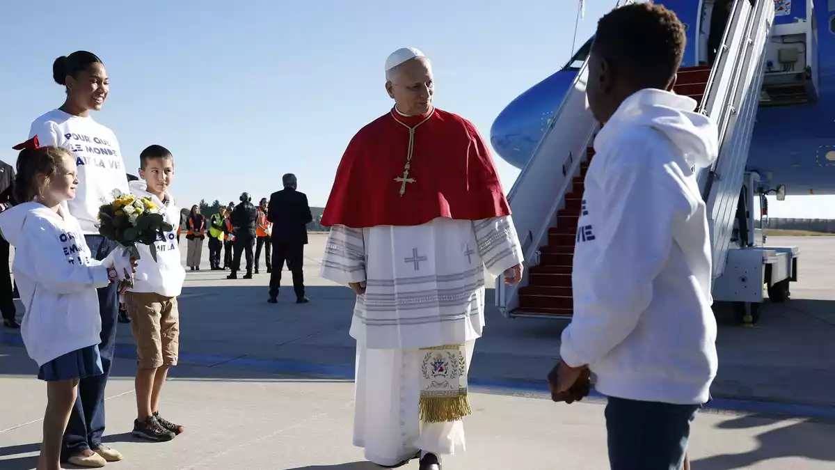 Papst Leo XIV. ist für vier Tage in Frankreich. - Bild: Yoan Valat/Pool EPA via AP/dpa