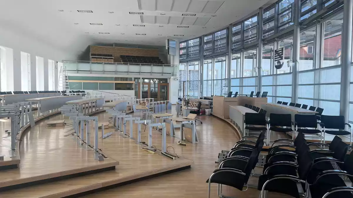 Der Plenarsaal im Magdeburger Landtag wird umgebaut. - Bild: Christopher Kissmann,/dpa