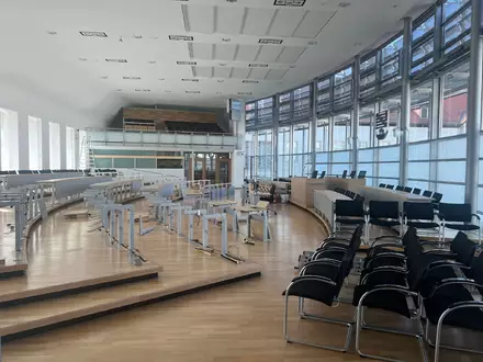 Der Plenarsaal im Magdeburger Landtag wird umgebaut. - Foto: Christopher Kissmann,/dpa