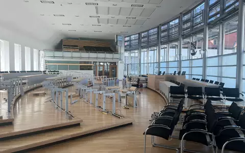 Der Plenarsaal im Magdeburger Landtag wird umgebaut. - Foto: Christopher Kissmann,/dpa