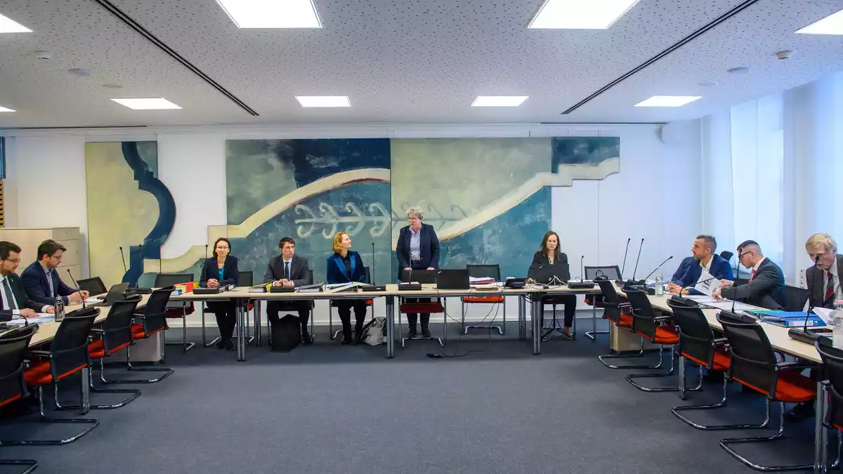 Die Ausschüsse, in denen der Großteil der inhaltlichen Arbeit im Parlament stattfindet, sollen die Mehrheitsverhältnisse wie im Plenum abbilden. Das ist auch bei U-Ausschüssen so. (Archivbild) - Bild: Klaus-Dietmar Gabbert/dpa