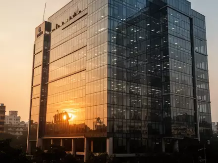 Modernes Bürogebäude in Mumbai bei Sonnenuntergang. - Foto: über boerse-global.de