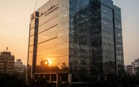 Modernes Bürogebäude in Mumbai bei Sonnenuntergang. - Foto: über boerse-global.de