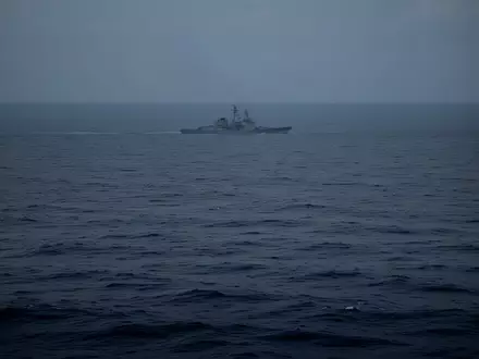 Ein einsamer Blick über das weite, dunkle Meer bei Dämmerung, in der Ferne ist schemenhaft die Silhouette eines Schiffes erkennbar. - Foto: über boerse-global.de