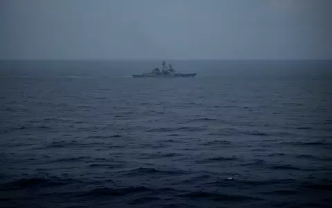 Ein einsamer Blick über das weite, dunkle Meer bei Dämmerung, in der Ferne ist schemenhaft die Silhouette eines Schiffes erkennbar. - Foto: über boerse-global.de