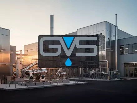 Moderne Industrieanlage bei Sonnenaufgang als Symbol für wirtschaftliches Wachstum und industrielle Planung. - Foto: über boerse-global.de