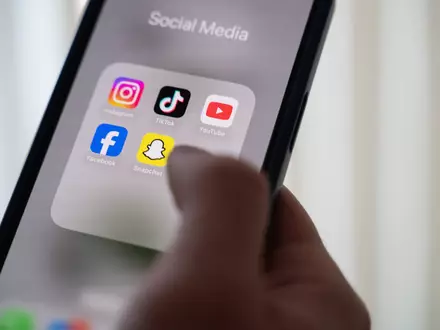 Auf Social-Media-Plattformen werden Jugendliche immer wieder zu sogenannten Challenges aufgefordert. (Symbolbild)  - Foto: Alicia Windzio/dpa
