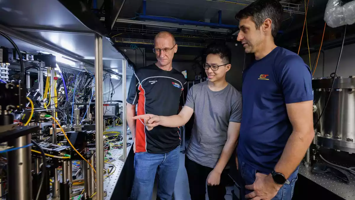 Wissenschaftler der National University of Singapore - im Bild von links nach rechts Teamleiter Murray Barrett, Michael Lee und Kyle Arnold - haben die aktuell genaueste Atomuhr der Welt gebaut.  - Bild: ---/Centre for Quantum Technologies/National University of Singapore/dpa