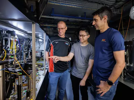 Wissenschaftler der National University of Singapore - im Bild von links nach rechts Teamleiter Murray Barrett, Michael Lee und Kyle Arnold - haben die aktuell genaueste Atomuhr der Welt gebaut.  - Foto: ---/Centre for Quantum Technologies/National University of Singapore/dpa