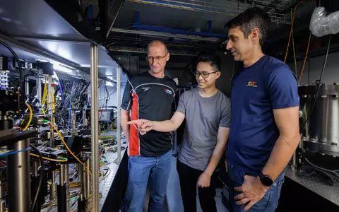 Wissenschaftler der National University of Singapore - im Bild von links nach rechts Teamleiter Murray Barrett, Michael Lee und Kyle Arnold - haben die aktuell genaueste Atomuhr der Welt gebaut.  - Foto: ---/Centre for Quantum Technologies/National University of Singapore/dpa