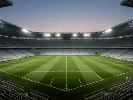 Ein leeres Fußballfeld in einem Stadion in der Abenddämmerung. - Foto: über boerse-global.de