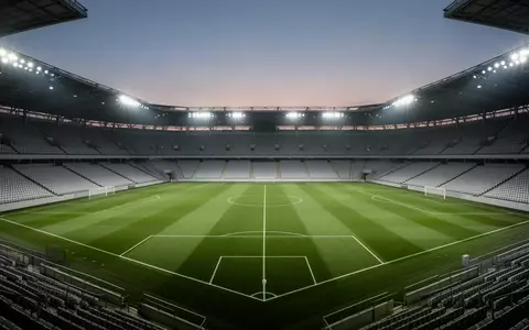 Ein leeres Fußballfeld in einem Stadion in der Abenddämmerung. - Foto: über boerse-global.de