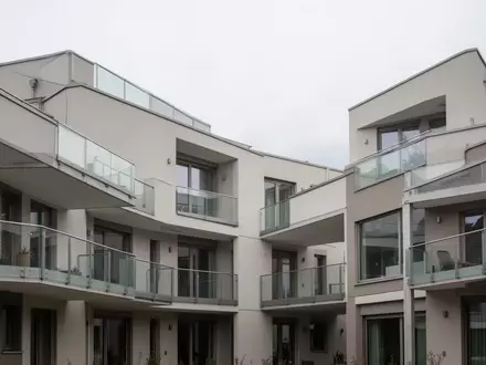 Moderne, minimalistische Wohnhausfassade in der Schweiz bei bewölktem Tageslicht. - Foto: über boerse-global.de
