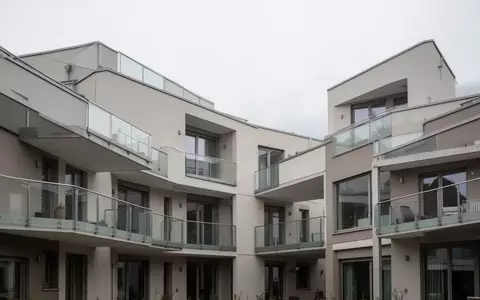 Moderne, minimalistische Wohnhausfassade in der Schweiz bei bewölktem Tageslicht. - Foto: über boerse-global.de
