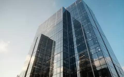Moderne Glasfassade eines Wolkenkratzers vor blauem Himmel. - Foto: über boerse-global.de