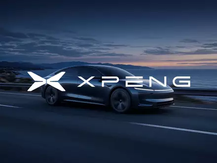 Silhouette eines modernen Elektroautos bei Dämmerung auf einer Küstenstraße als Symbol für internationale Expansion. - Foto: über boerse-global.de