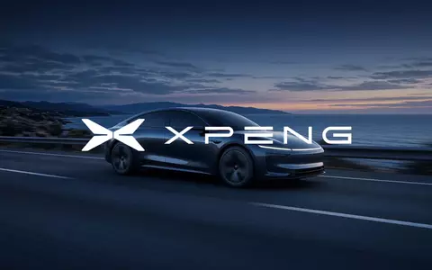 Silhouette eines modernen Elektroautos bei Dämmerung auf einer Küstenstraße als Symbol für internationale Expansion. - Foto: über boerse-global.de