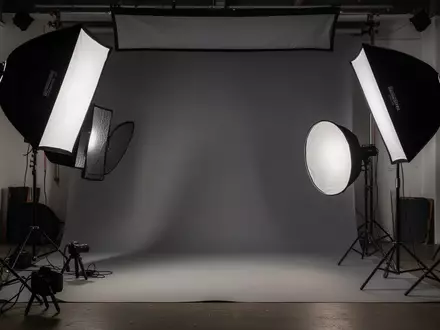 Professionelles Fotostudio mit Lichtequipment und Softboxen vor einem neutralen Hintergrund. - Foto: ĂŒber boerse-global.de
