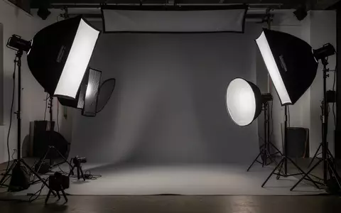 Professionelles Fotostudio mit Lichtequipment und Softboxen vor einem neutralen Hintergrund. - Foto: über boerse-global.de