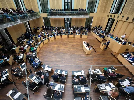 Der Bundesrat befasste sich erstmals mit dem Bundeshaushalt 2027. - Foto: Christophe Gateau/dpa