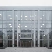 Moderne, minimalistische Fassade eines Behördengebäudes bei Tageslicht. - Foto: über boerse-global.de