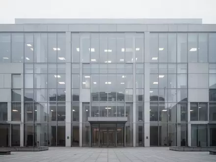 Moderne, minimalistische Fassade eines Behördengebäudes bei Tageslicht. - Foto: über boerse-global.de