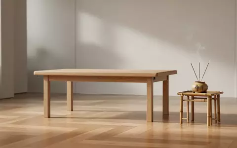 Ein minimalistischer, heller Behandlungsraum mit einer leeren Liege und einem Räuchergefäß, der eine ruhige Atmosphäre vermittelt. - Foto: über boerse-global.de