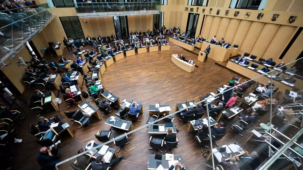 Der Bundesrat billigte das Gesetz für den eneuten Tankrabatt.  - Bild: Christophe Gateau/dpa