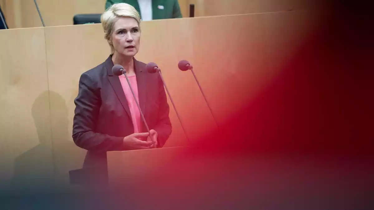 Ministerpräsidentin Schwesig forderte, der Spritpreis müsse «unter 2 Euro» kommen.   - Bild: Christophe Gateau/dpa