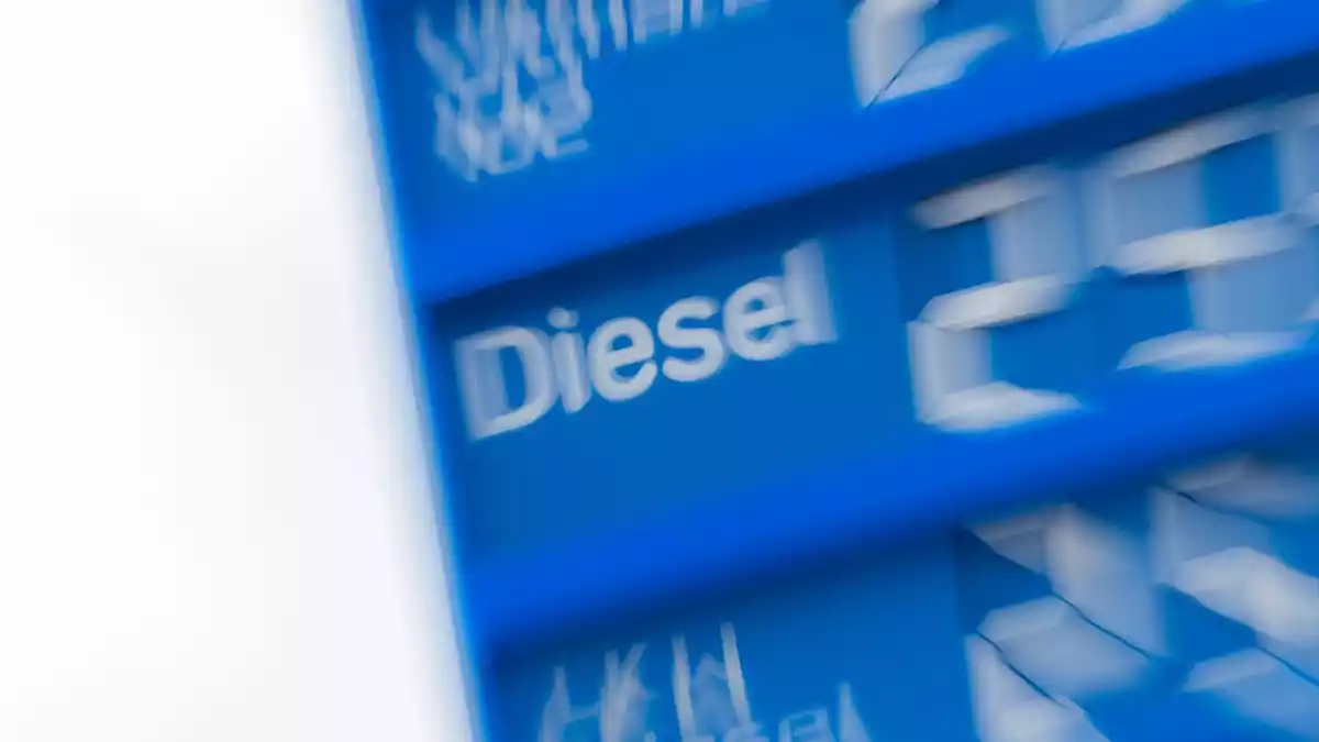 Tanken ist extrem teuer geworden - ein Tankrabatt soll ein Stück weit helfen. (Archivbild) - Bild: Rolf Vennenbernd/dpa