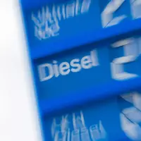 Tanken ist extrem teuer geworden - ein Tankrabatt soll ein Stück weit helfen. (Archivbild) - Foto: Rolf Vennenbernd/dpa