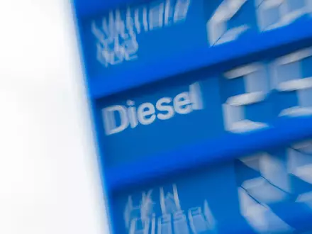 Tanken ist extrem teuer geworden - ein Tankrabatt soll ein Stück weit helfen. (Archivbild) - Foto: Rolf Vennenbernd/dpa