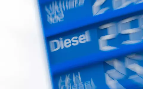 Tanken ist extrem teuer geworden - ein Tankrabatt soll ein Stück weit helfen. (Archivbild) - Foto: Rolf Vennenbernd/dpa
