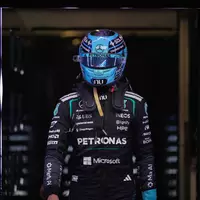 George Russell erhöht den Druck auf seinen Mercedes-Teamkollegen. - Foto: Pavel Bednyakov/AP/dpa