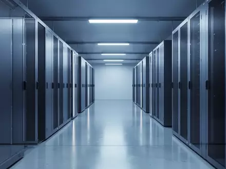 Ein minimalistischer, leerer Serverraum mit blauer Beleuchtung und geordneten Server-Racks in einer modernen Industrieumgebung. - Foto: über boerse-global.de
