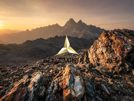 Abstrakte Darstellung einer rauen Berglandschaft bei Sonnenuntergang als Symbol für Bergbau- und Rohstoffpotenzial. - Foto: über boerse-global.de
