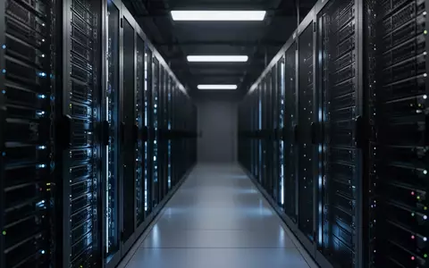 Dunkler Serverraum mit inaktiven Server-Racks in einer industriellen Umgebung - Foto: über boerse-global.de