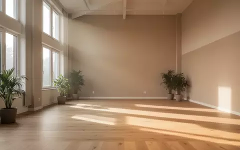 Ein helles, minimalistisches Fitnessstudio mit großen Fenstern und Holzböden in einer ruhigen, modernen Atmosphäre. - Foto: über boerse-global.de