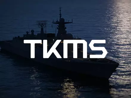 Ein modernes Marineschiff im Dämmerlicht auf dunklem Wasser als Symbol für den maritimen Verteidigungssektor. - Foto: über boerse-global.de