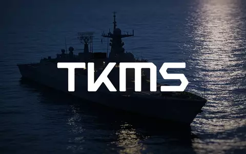 Ein modernes Marineschiff im Dämmerlicht auf dunklem Wasser als Symbol für den maritimen Verteidigungssektor. - Foto: über boerse-global.de