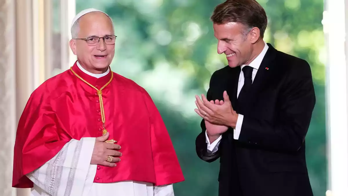 Frankreichs Präsident Emmanuel Macron beklatscht den Gast aus dem Vatikan. - Bild: Teresa Suarez/AP POOL/AP/dpa
