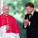 Frankreichs Präsident Emmanuel Macron beklatscht den Gast aus dem Vatikan. - Bild: Teresa Suarez/AP POOL/AP/dpa