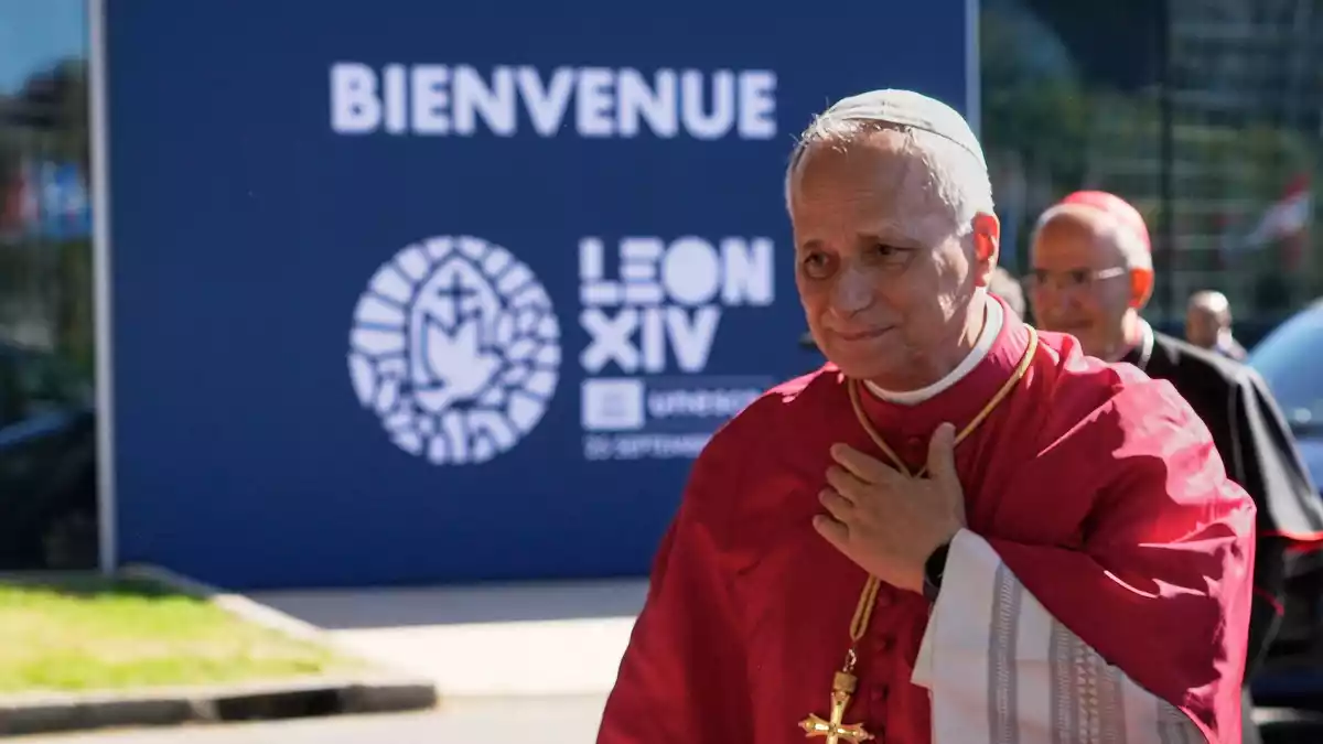 Frankreich heißt den Papst willkommen. - Bild: Gregorio Borgia/Pool AP/dpa