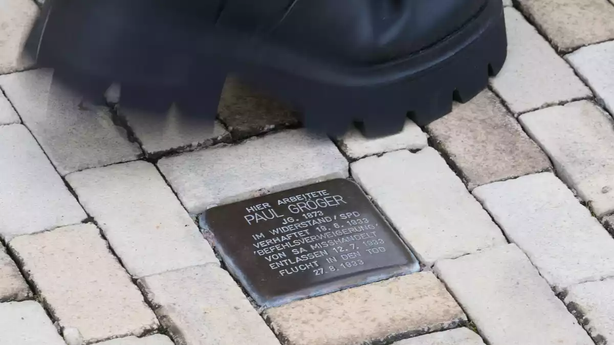 In Heidenau sollen künftig keine Stolpersteine mehr im öffentlichen Straßenraum verlegt werden.  - Bild: Robert Michael/dpa