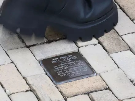 In Heidenau sollen künftig keine Stolpersteine mehr im öffentlichen Straßenraum verlegt werden.  - Foto: Robert Michael/dpa