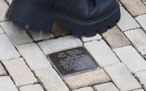 In Heidenau sollen künftig keine Stolpersteine mehr im öffentlichen Straßenraum verlegt werden.  - Foto: Robert Michael/dpa