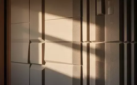 Akustikpaneele an einer Wand in einem modernen Tonstudio bei natürlichem Lichteinfall. - Foto: über boerse-global.de