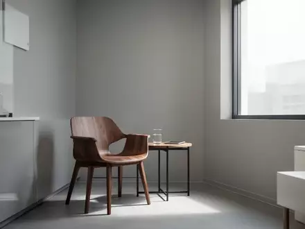 Ein leerer, minimalistischer Therapieraum mit einem einzelnen Stuhl und einem Beistelltisch in hellem, natürlichem Licht. - Foto: über boerse-global.de