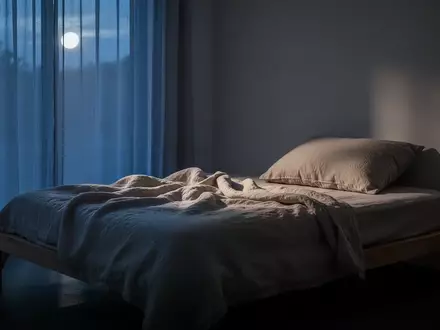 Ein minimalistisch eingerichtetes Schlafzimmer in den frühen Morgenstunden mit weicher Bettwäsche und sanftem Licht. - Foto: über boerse-global.de