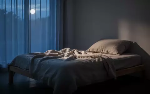 Ein minimalistisch eingerichtetes Schlafzimmer in den frühen Morgenstunden mit weicher Bettwäsche und sanftem Licht. - Foto: über boerse-global.de